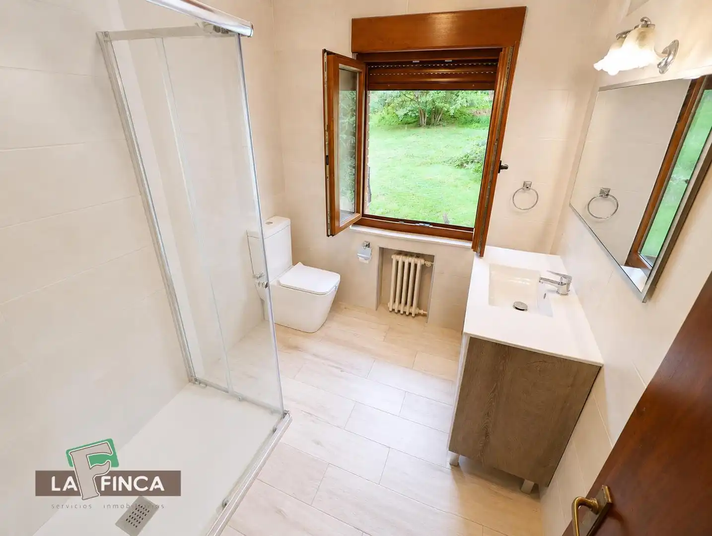 Bany de Casa o xalet en venda en Siero amb Calefacció, Parquet i Terrassa