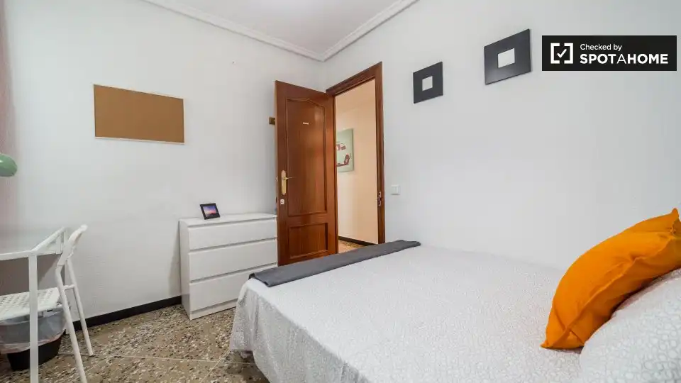 Habitación de Piso de alquiler en Valencia con Aire acondicionado, Calefacción y Amueblado