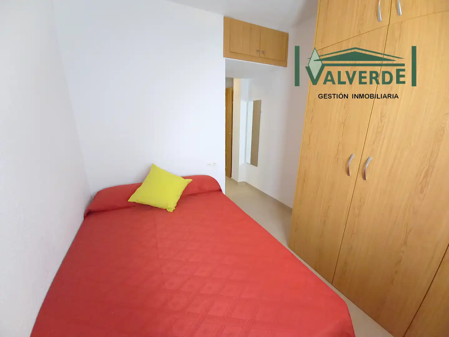 Dormitori de Apartament de lloguer en Granada amb Aire condicionat, Calefacció i Moblat