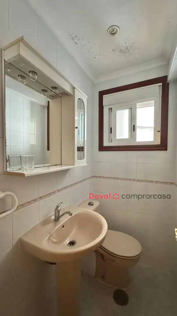 Bathroom of Flat for sale in Vigo   with Parquet flooring