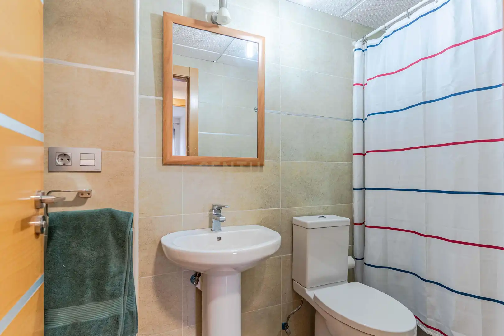 Baño de Piso en venta en Granada con Jardín privado, Trastero y Piscina comunitaria