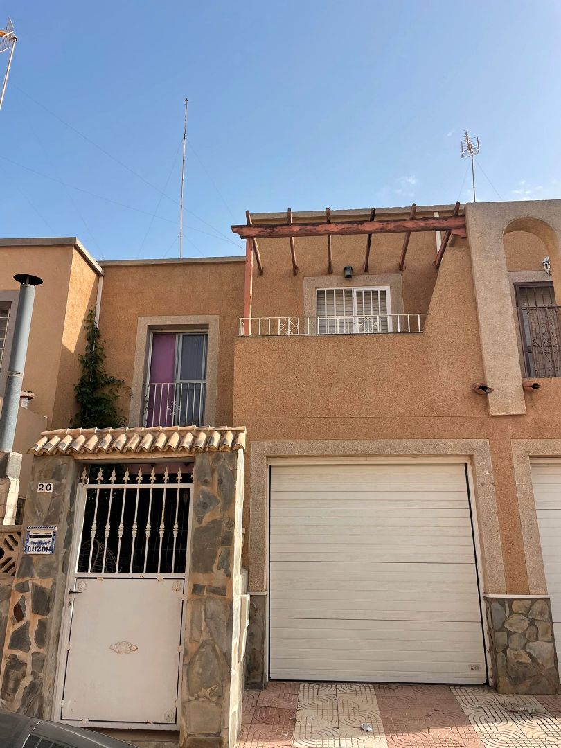Vista exterior de Casa adosada en venda en Roquetas de Mar amb Aire condicionat, Calefacció i Jardí privat