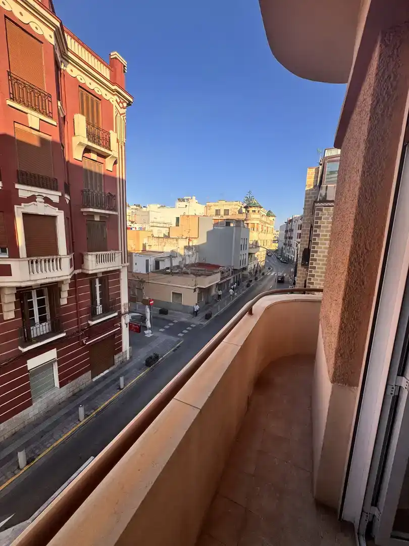 Vista exterior de Pis per a compartir en Melilla amb Aire condicionat, Moblat i Balcó