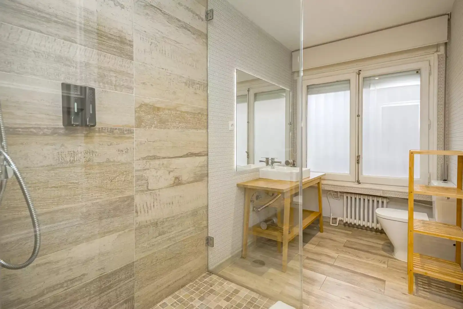 Bathroom of Flat for rent in Madrid  with Air Conditioner, Heating and Terrace