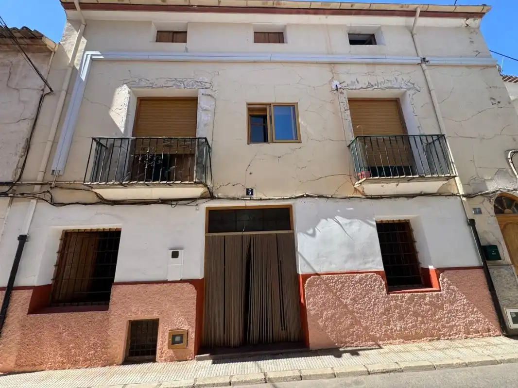 Vista exterior de Casa adosada en venta en Ayora con Calefacción, Terraza y Trastero