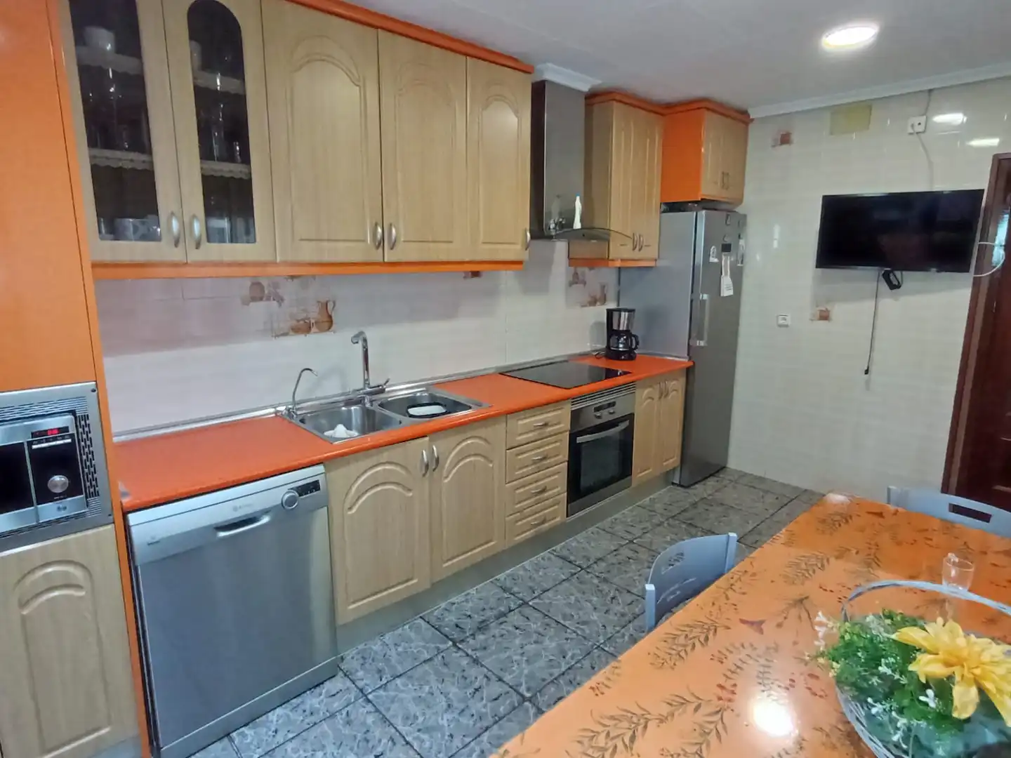 Cuina de Casa o xalet en venda en Tomelloso amb Aire condicionat, Calefacció i Jardí privat