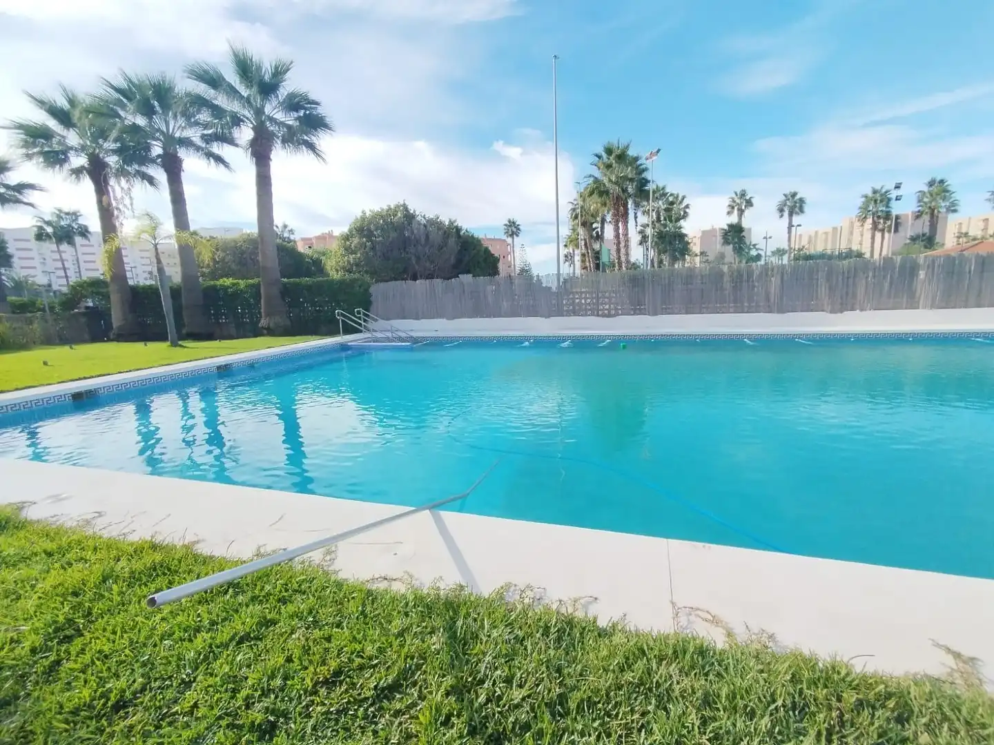 Piscina de Pis en venda en Salobreña amb Jardí privat, Terrassa i Moblat