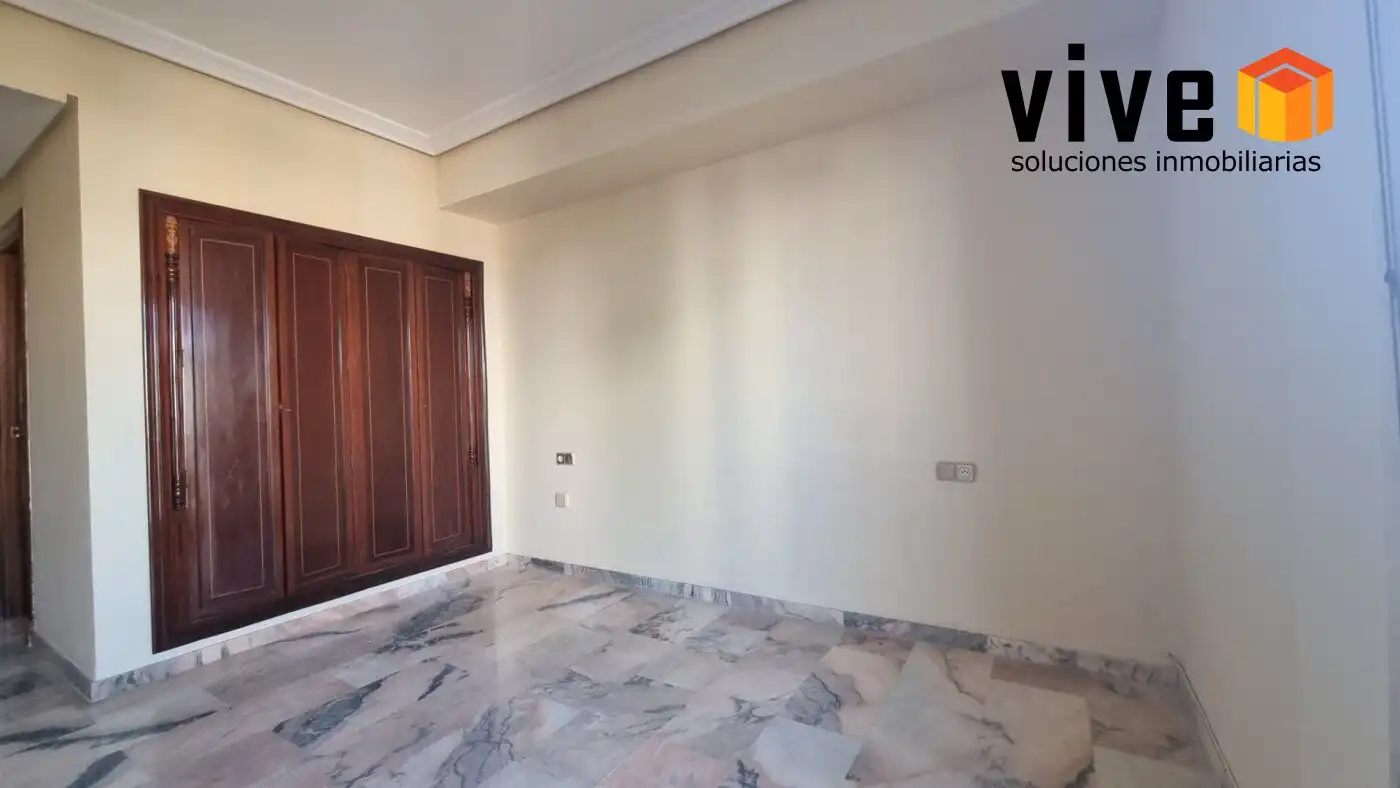 Wohnung zur Miete in Sevilla mit Klimaanlage, Terrasse und Abstellraum