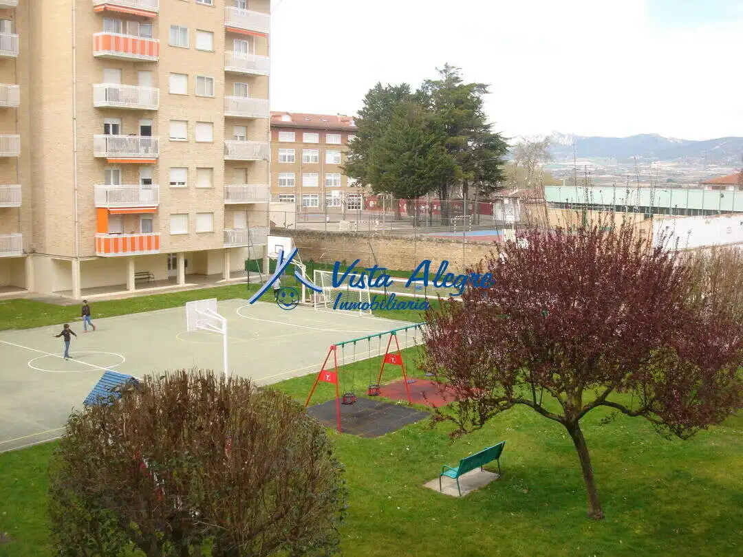 Vista exterior de Piso de alquiler en Haro con Jardín privado, Terraza y Piscina