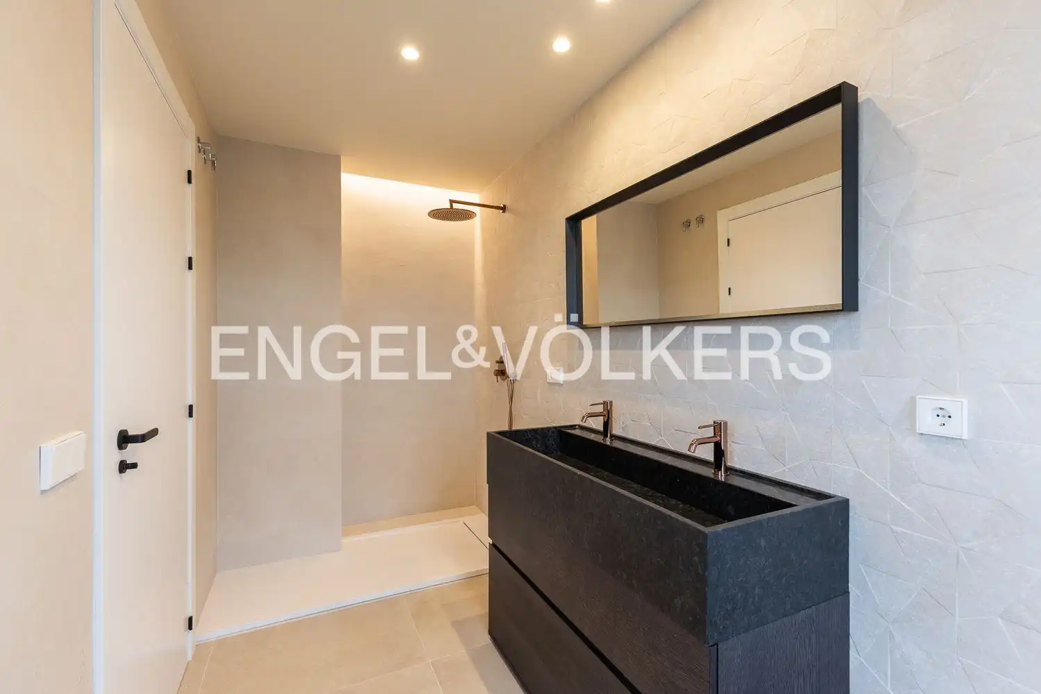Bathroom of Houses for sale in L'Eliana  with Air Conditioner, Heating and Private garden
