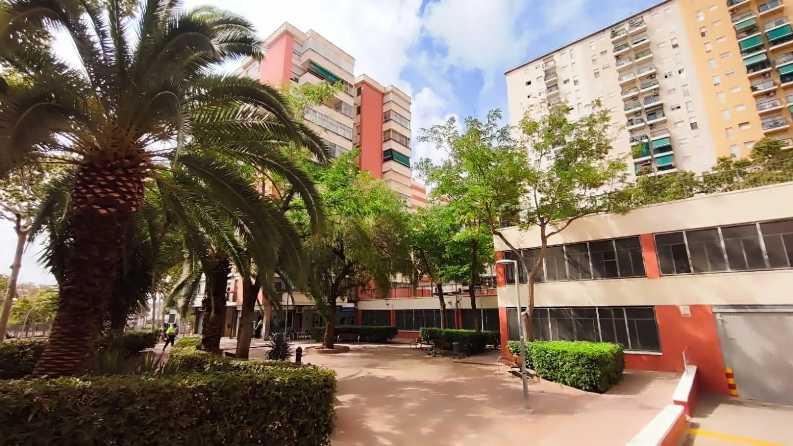 Vista exterior de Local en venta en L'Hospitalet de Llobregat