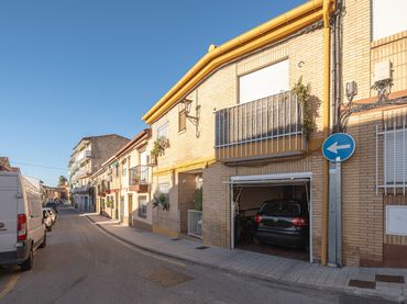 Adosado con balcón en venta en Calle Casería 10