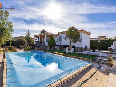 Chalet con piscina en venta en Calle ALIJARES