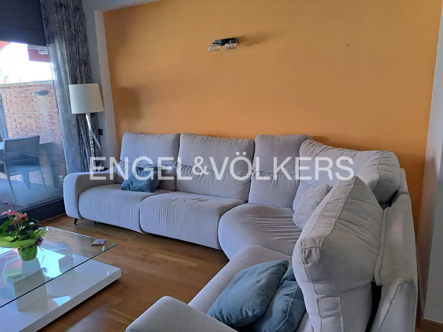 Sala d'estar de Casa o xalet en venda en Calella amb Aire condicionat, Calefacció i Jardí privat