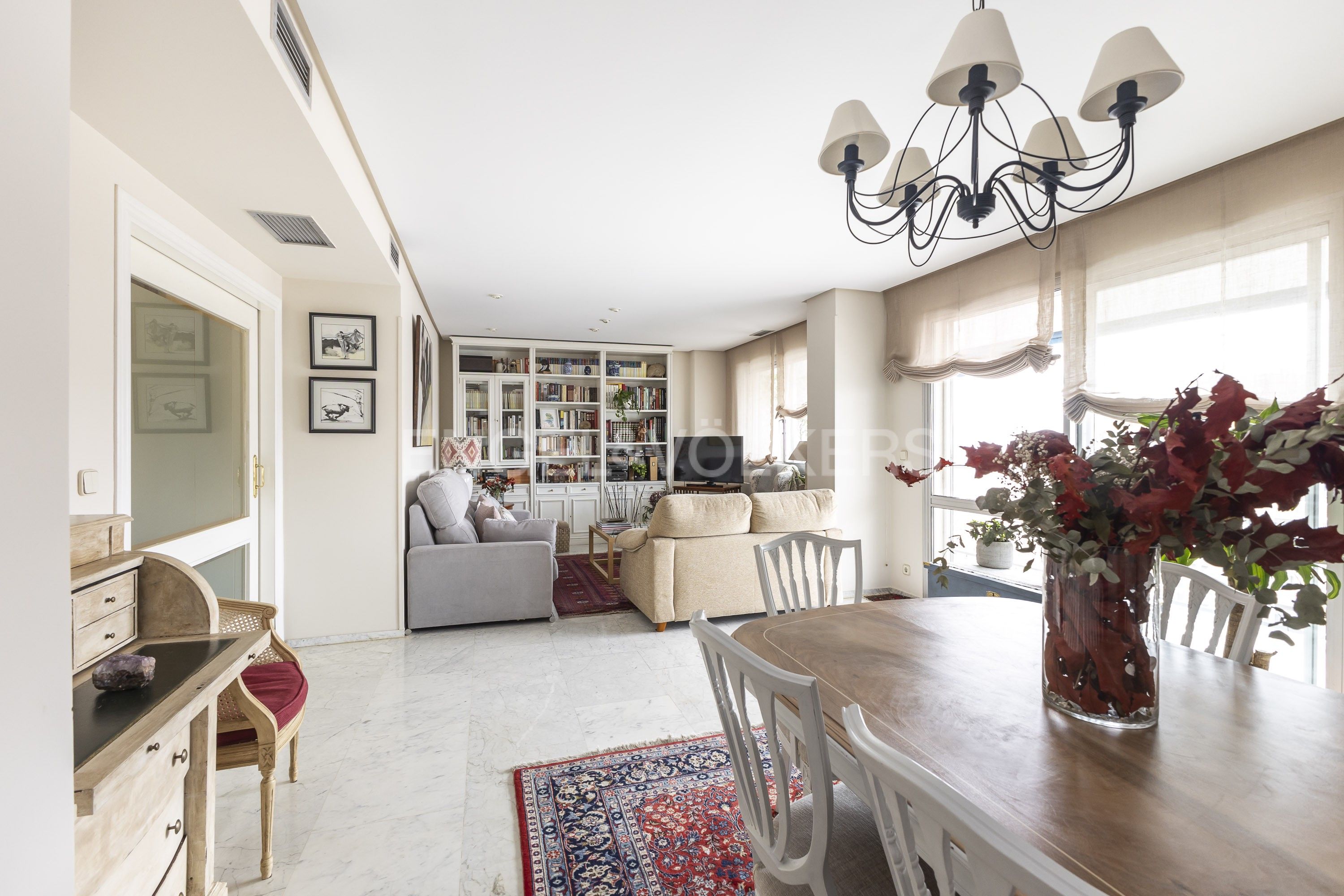 Sala d'estar de Apartament en venda en  Madrid Capital amb Aire condicionat, Calefacció i Jardí privat