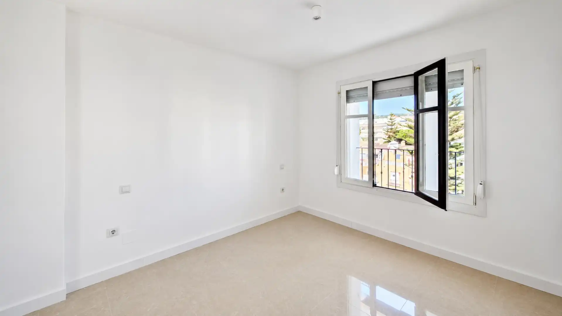 Dormitori de Apartament en venda en Manilva amb Terrassa, Piscina i Balcó