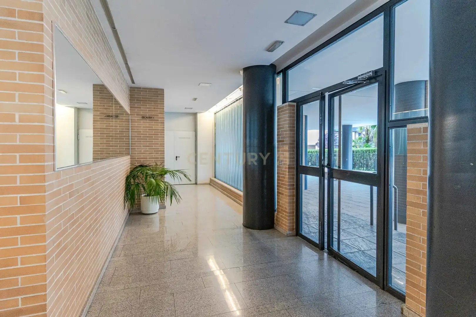 Piso en venta en Granada con Jardín privado, Trastero y Piscina comunitaria
