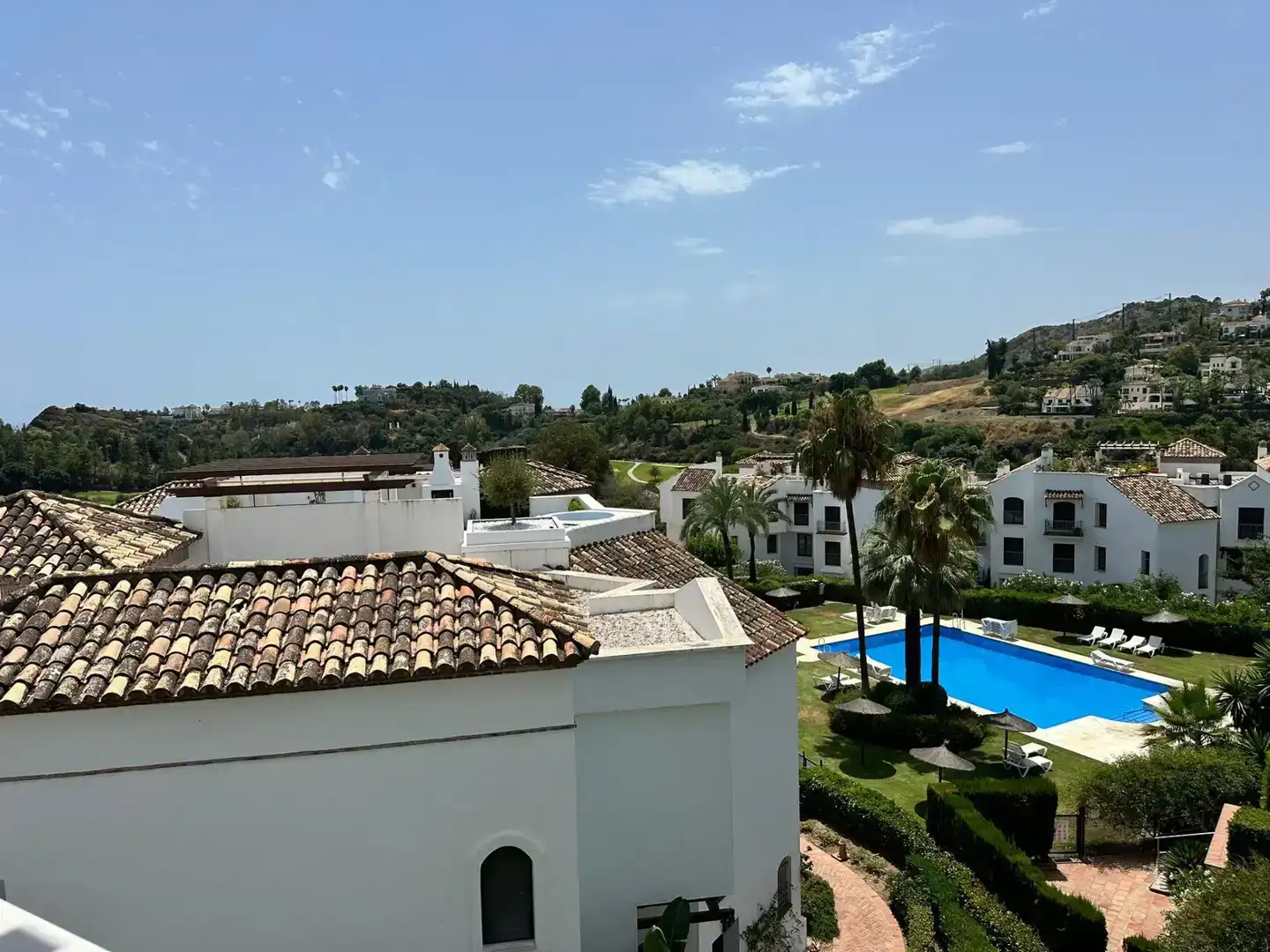 Vista exterior de Apartament de lloguer en Benahavís amb Aire condicionat i Piscina