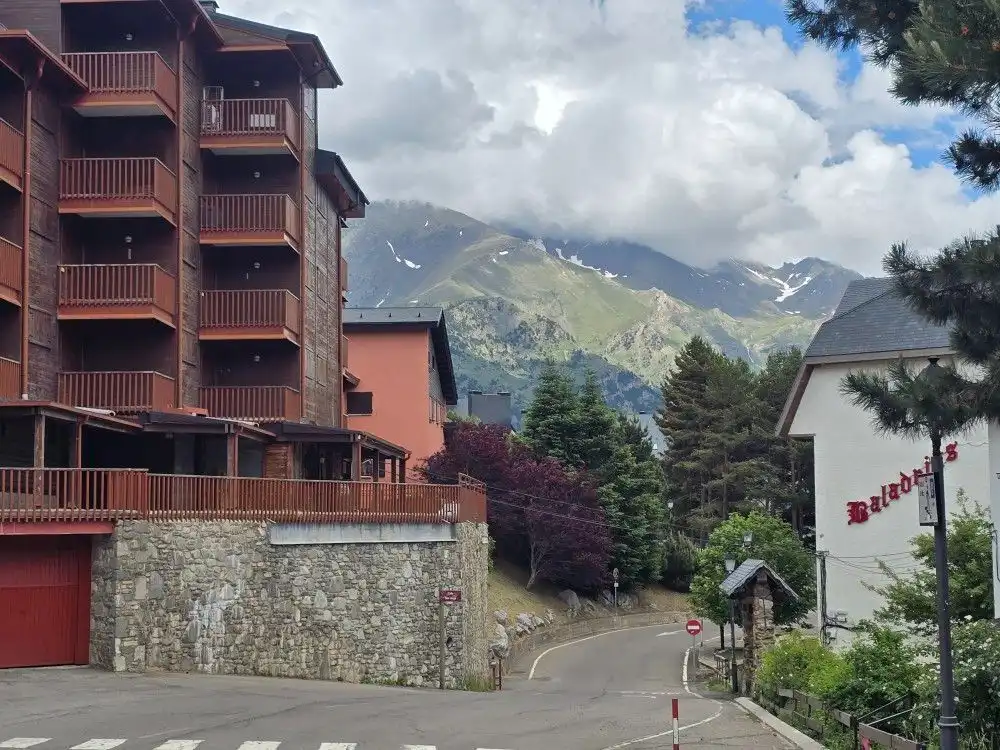 Vista exterior de Pis en venda en Sallent de Gállego amb Calefacció i Terrassa