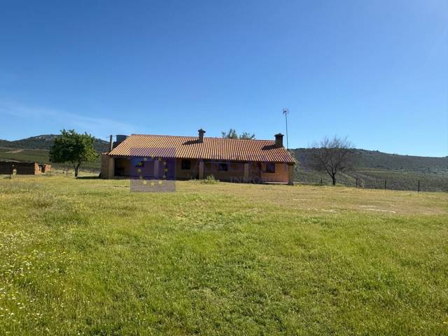 Casa-chalet en Venta en Poligono 10 Paraje 102 Encinilla en Cañamero