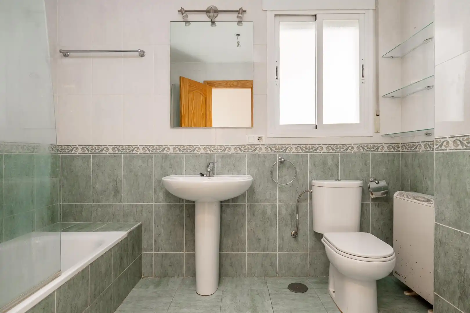 Baño de Piso en venta en Gójar con Terraza, Trastero y Balcón