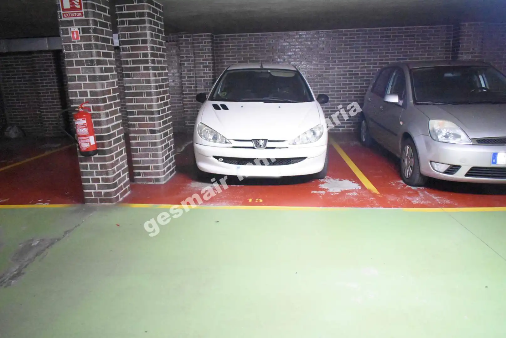 Parking de Piso de alquiler en Pontevedra Capital  con Calefacción, Parquet y Trastero