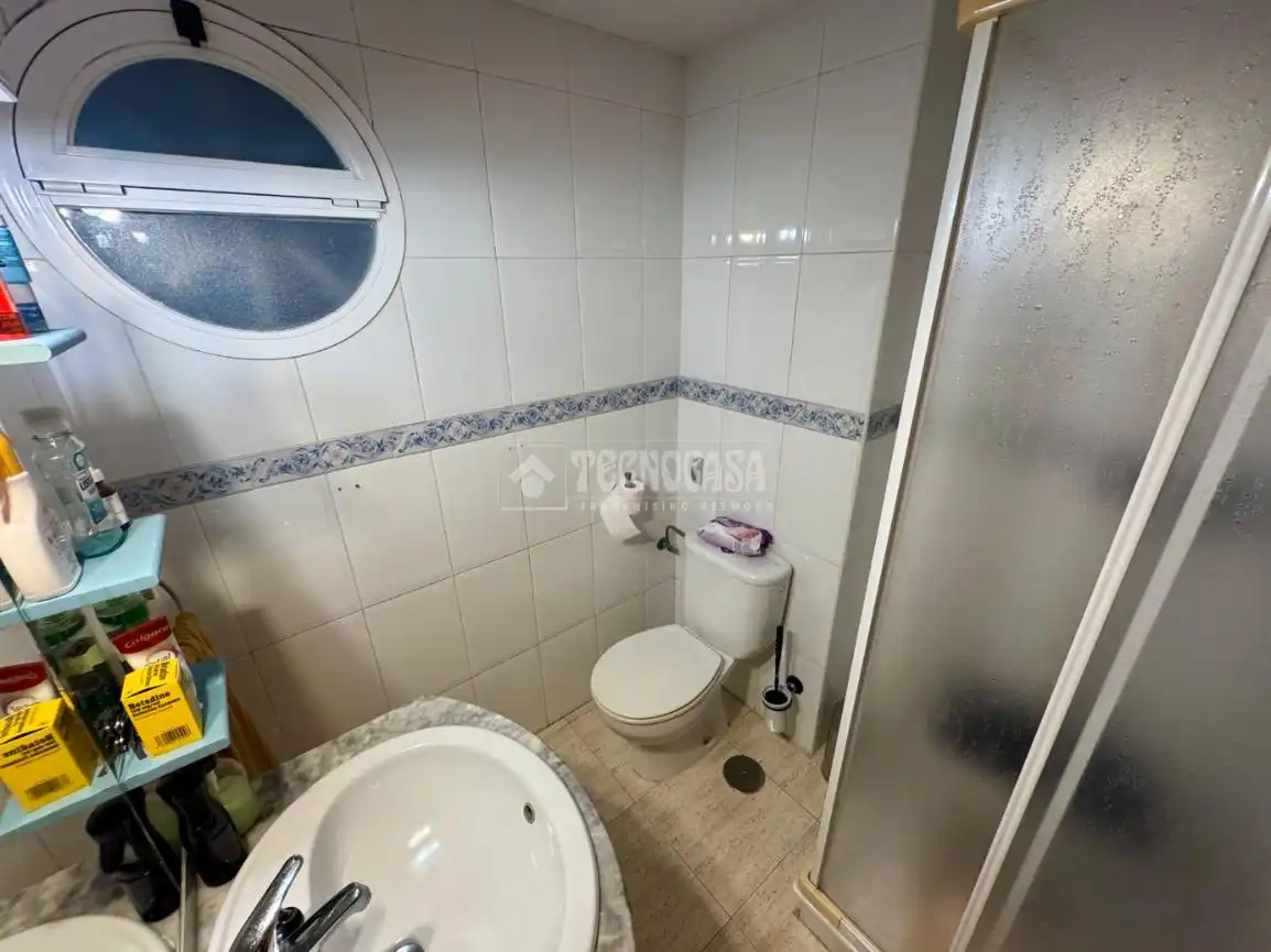 Baño de Casa adosada en venta en Villanueva de la Torre con Aire acondicionado