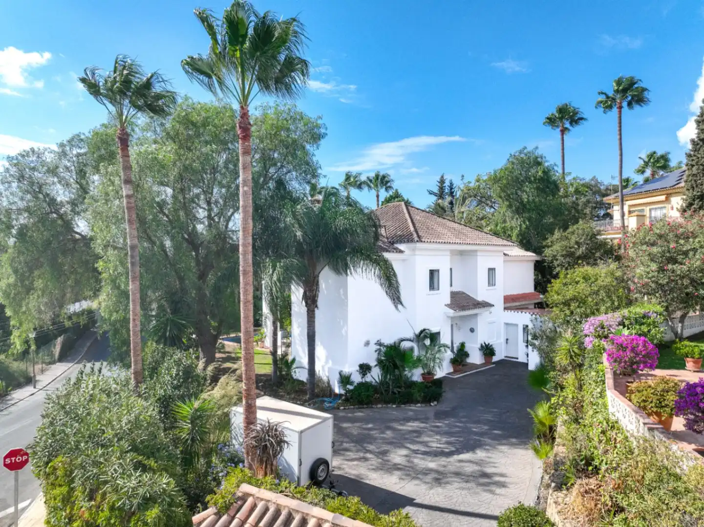 Vista exterior de Casa o xalet en venda en Marbella amb Aire condicionat, Calefacció i Jardí privat