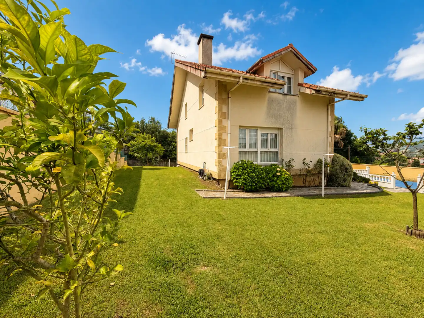 Außenansicht von Haus oder Chalet zum Verkauf in Piélagos mit Heizung, Privatgarten und Terrasse