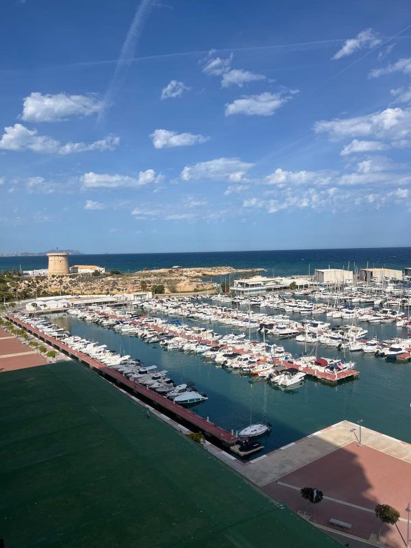 Vista exterior de Apartament de lloguer en El Campello amb Calefacció, Terrassa i Moblat