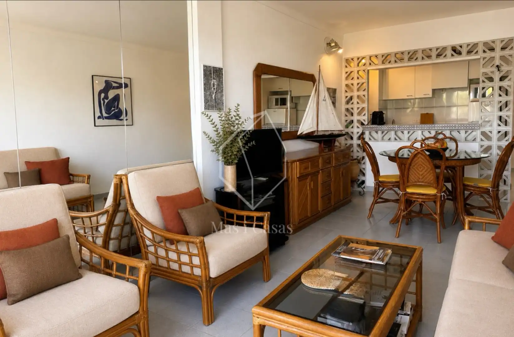 Sala de estar de Apartamento en venta en L'Escala con Terraza, Amueblado y Balcón