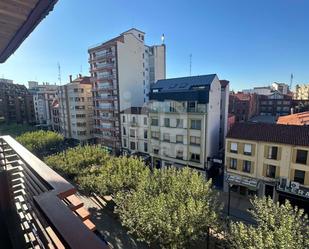 Vista exterior de Pis en venda en León Capital  amb Terrassa