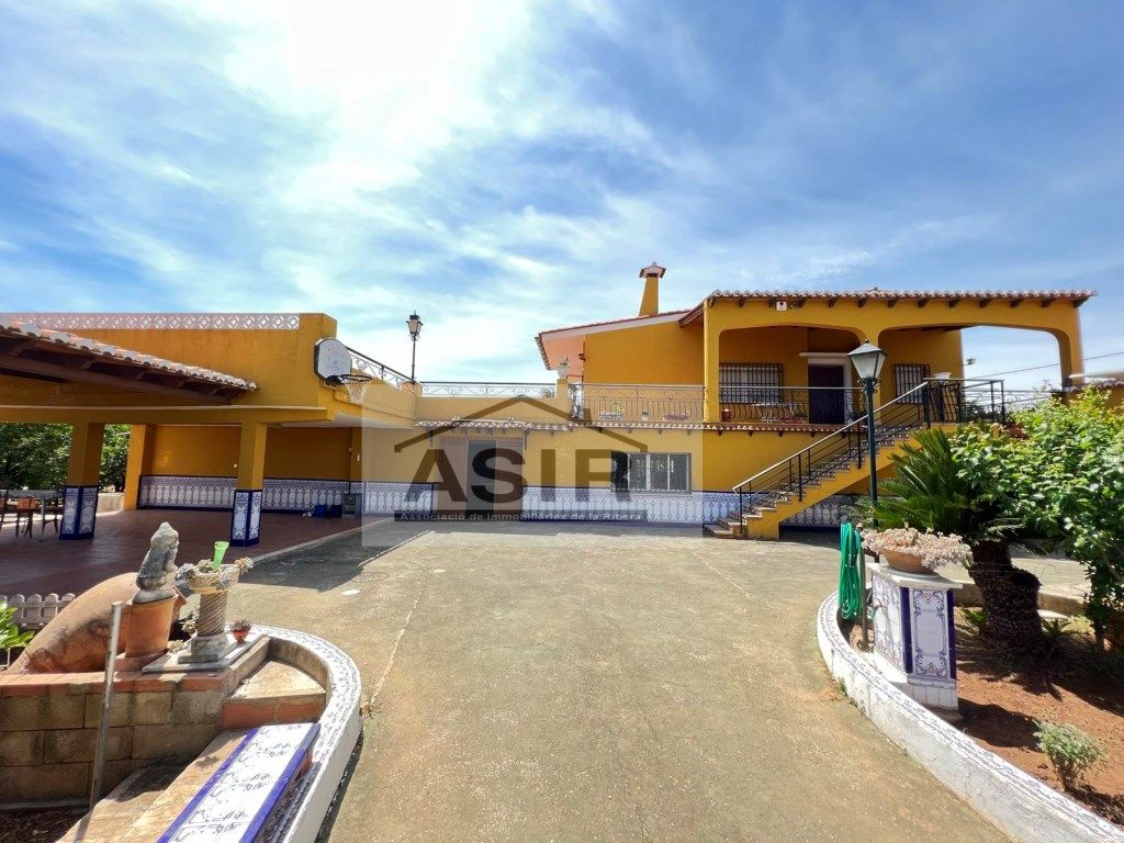 Vista exterior de Casa o xalet en venda en Alzira amb Aire condicionat, Terrassa i Piscina