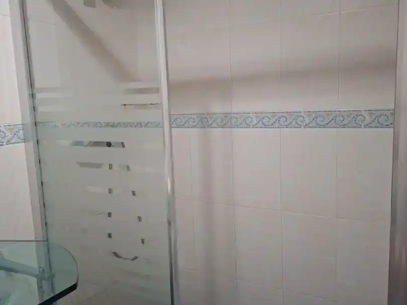 Baño de Piso para compartir en Murcia con Aire acondicionado y Amueblado