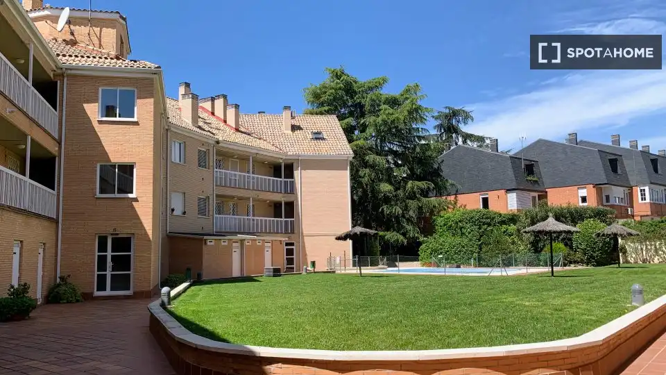 Vista exterior de Pis de lloguer en Torrelodones amb Aire condicionat, Calefacció i Moblat