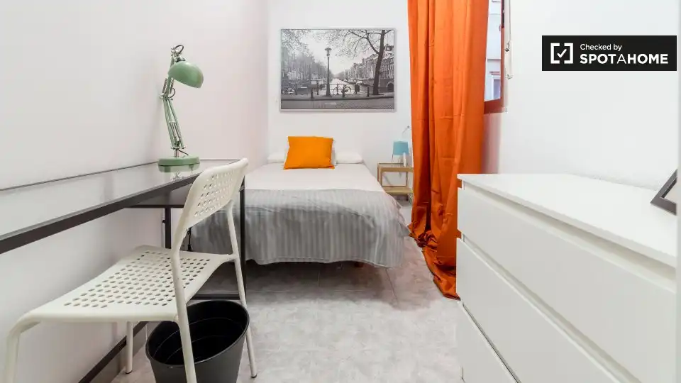 Schlafzimmer von Wohnung zur untervermieten in Valencia mit Klimaanlage, Heizung und Möbliert
