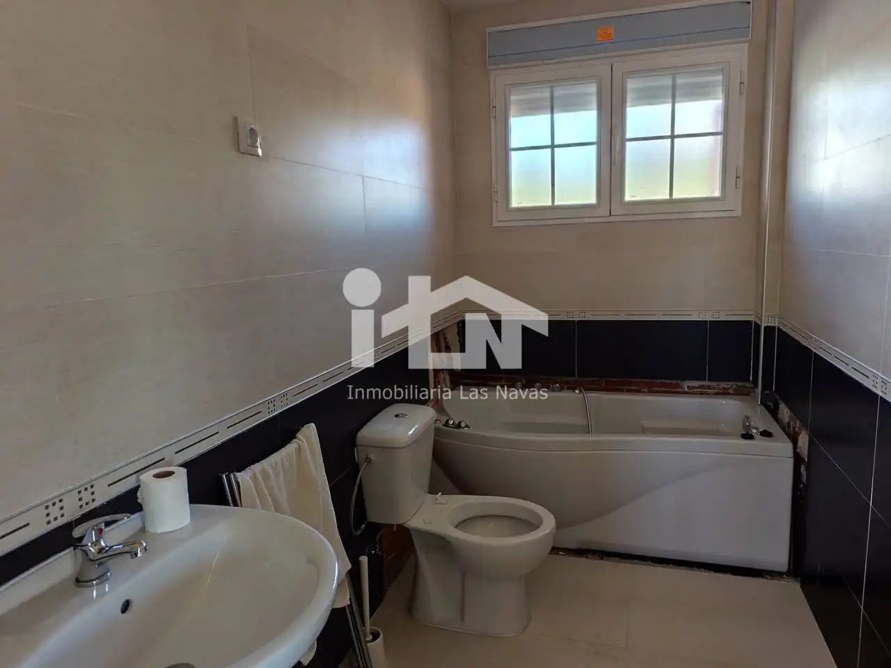 Bany de Casa o xalet en venda en Las Navas del Marqués  amb Calefacció, Jardí privat i Terrassa