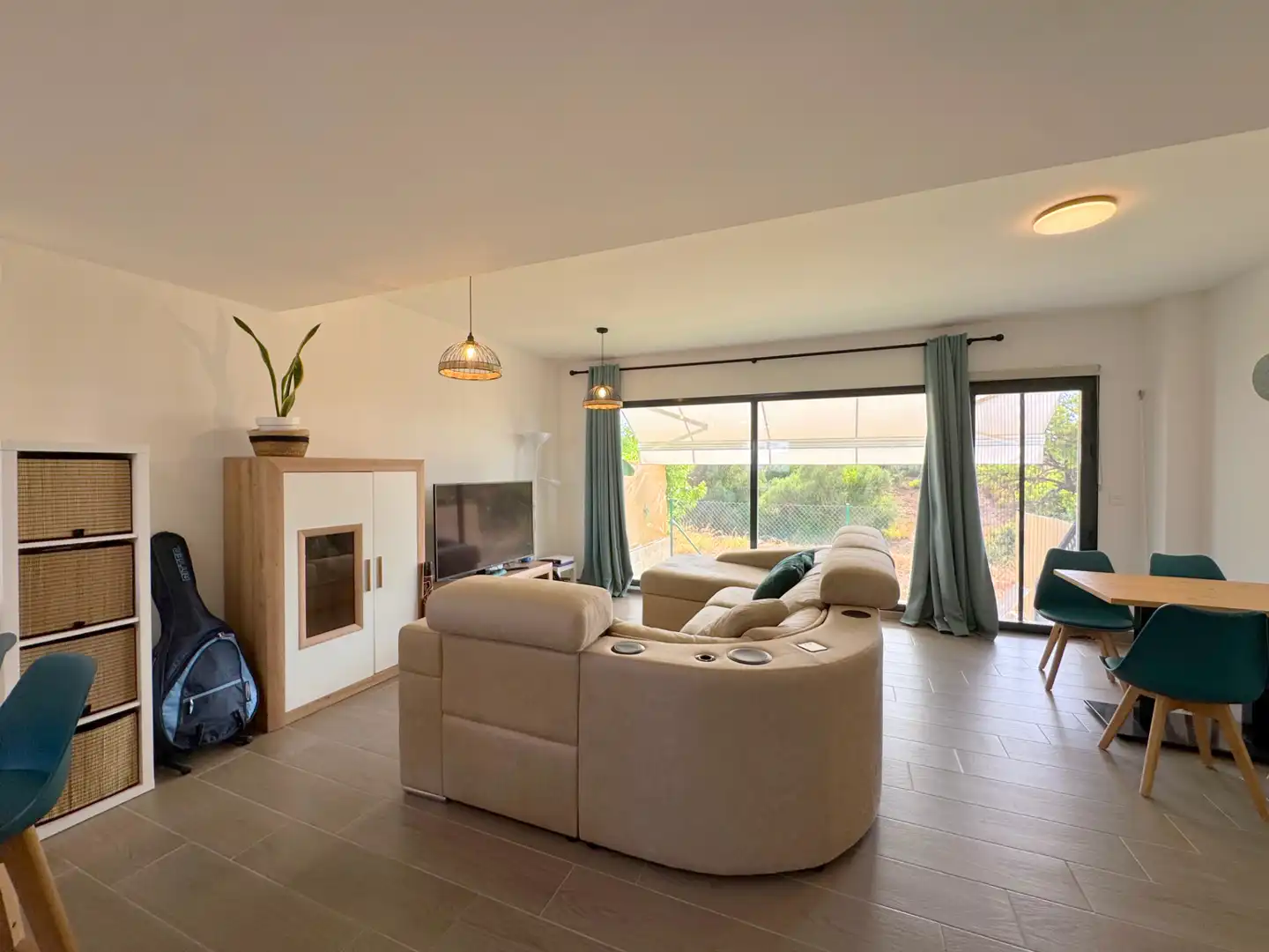 Sala d'estar de Casa adosada en venda en Alhaurín de la Torre amb Aire condicionat, Calefacció i Jardí privat