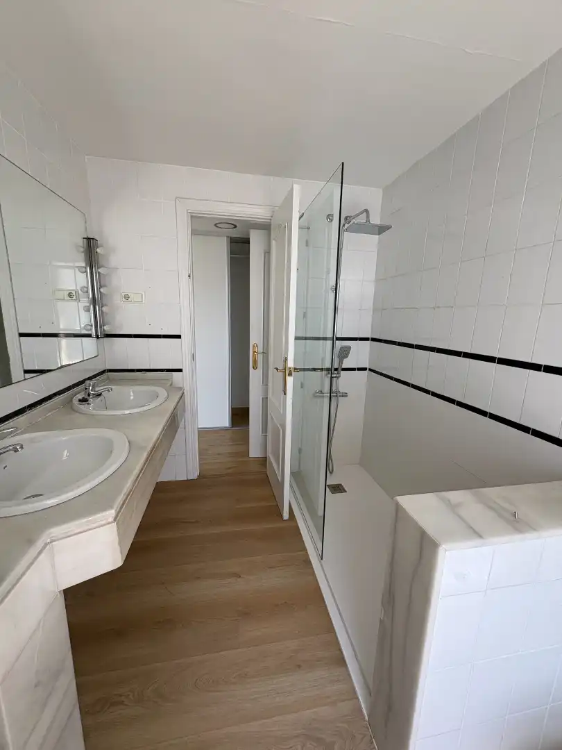 Badezimmer von Wohnung zur Miete in Málaga mit Gemeinschaftspool