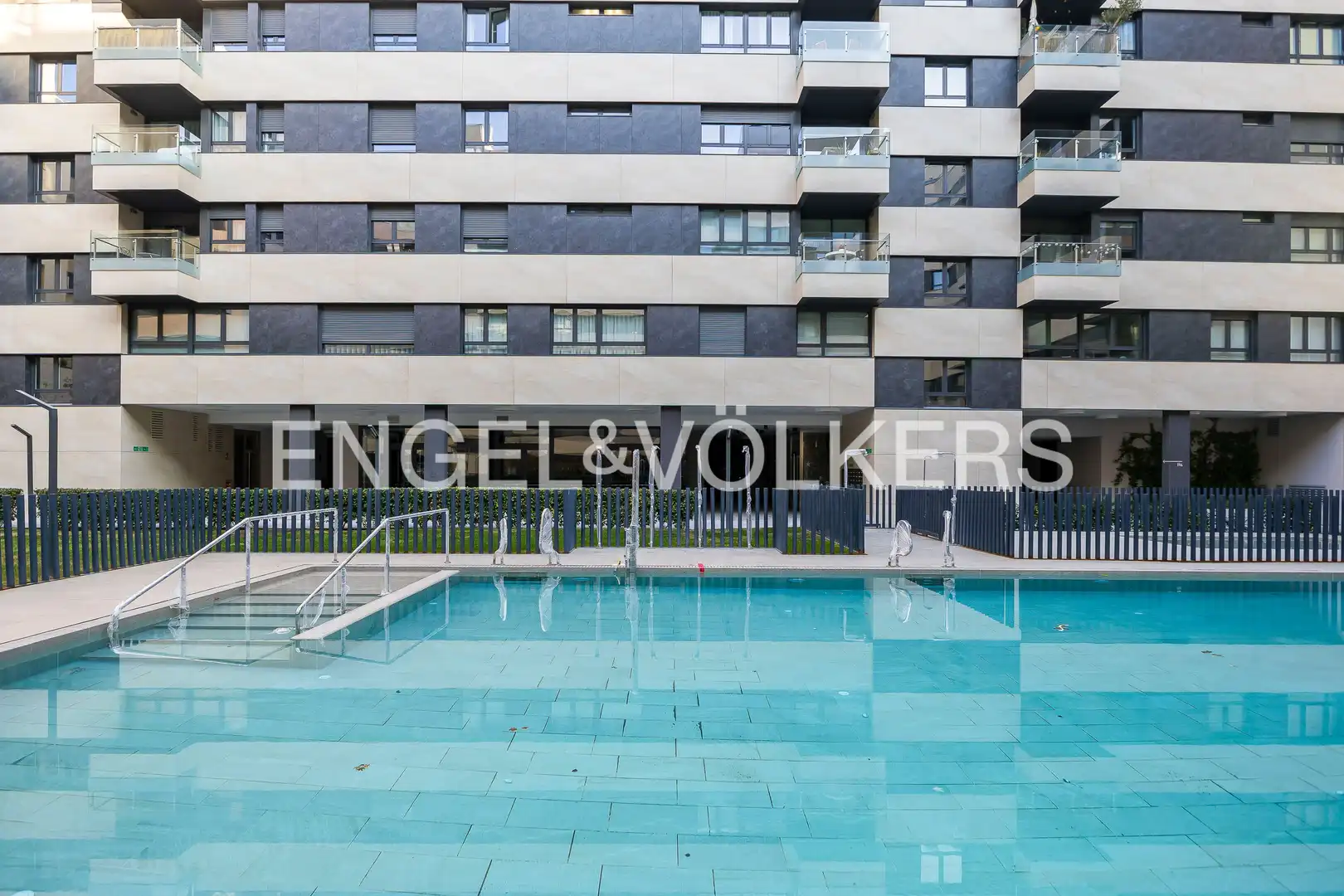 Piscina de Piso de alquiler en Madrid con Aire acondicionado, Calefacción y Jardín privado