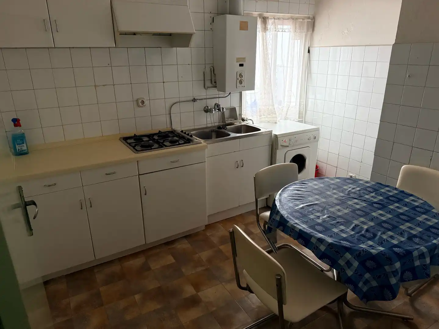 Cuina de Pis en venda en León Capital  amb Calefacció, Terrassa i Moblat