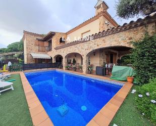 Vista exterior de Casa o xalet en venda en Blanes amb Aire condicionat, Terrassa i Piscina