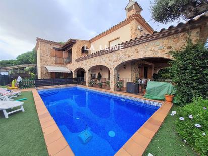 Vista exterior de Casa o xalet en venda en Blanes amb Aire condicionat, Terrassa i Piscina