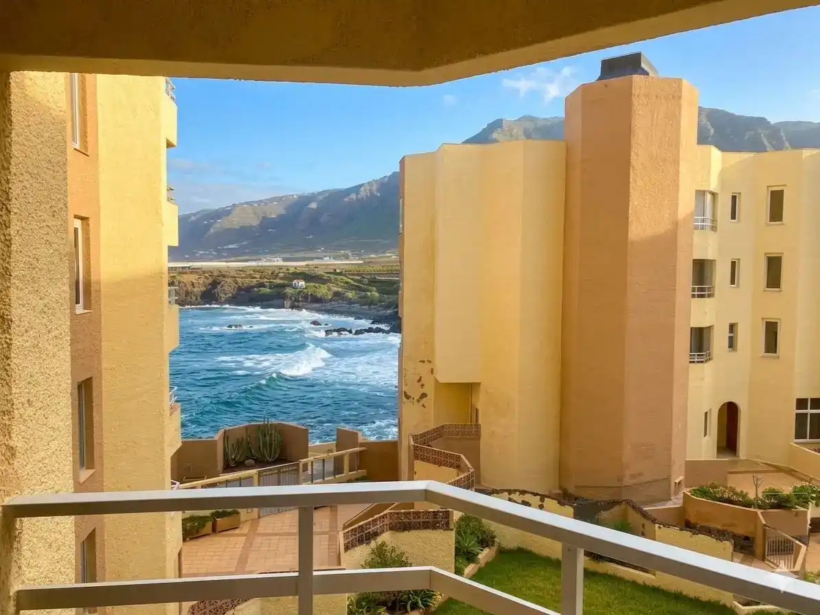 Außenansicht von Wohnung zum Verkauf in Los Silos mit Schwimmbad und Balkon