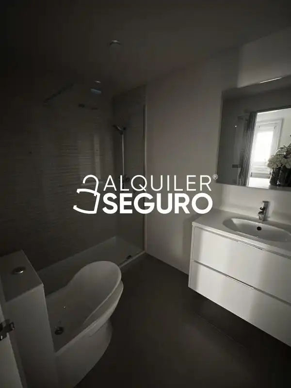 Baño de Piso de alquiler en Casares con Terraza, Trastero y Amueblado