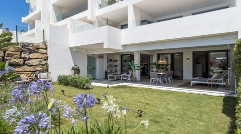 Apartamento contemporáneo con jardín, vistas parciales al mar y vistas al campo de golf de Estepona