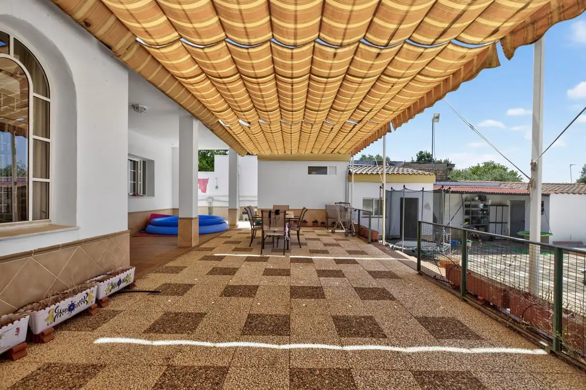 Terrassa de Casa o xalet en venda en Carmona amb Aire condicionat, Calefacció i Jardí privat