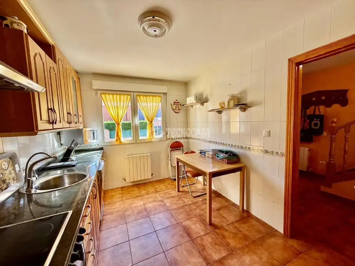 Cocina de Casa adosada en venta en Fuensaldaña con Aire acondicionado y Alarma