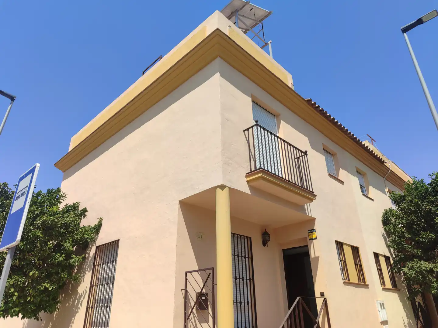 Vista exterior de Casa adosada en venta en Utrera con Aire acondicionado, Calefacción y Terraza