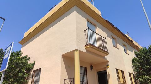Foto 2 de Casa adosada en venta en Calle Invierno, Torre Cruz - Los Molinos, Utrera